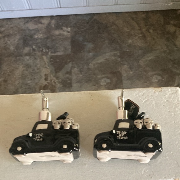 NWT- Set of 2- 10.9oz- Black Ceramic Trick or Treat Truck Soap Dispensers 💀🐦‍⬛ - Picture 15 of 16